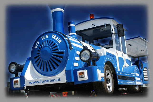Blau-weiße STS Funtrain Lokomotive aus der Nähe